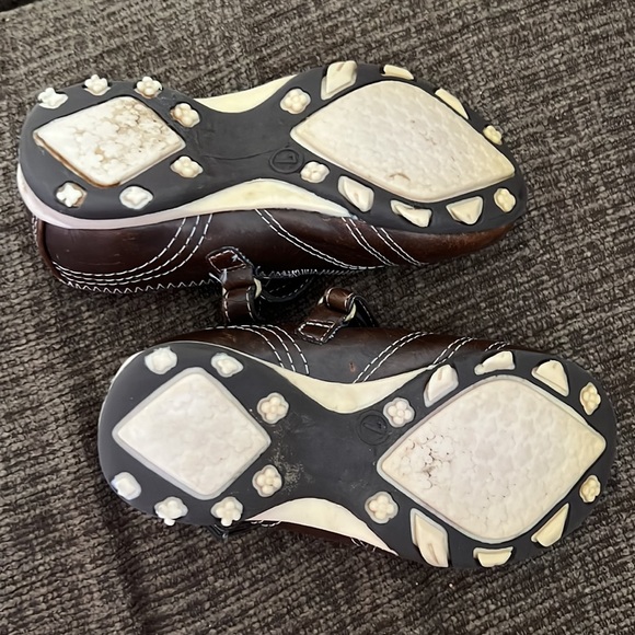 Girls gently used brown shoes - Picture 2 of 4